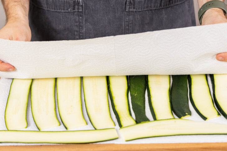 Zucchini abtupfen