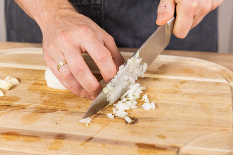 Zwiebeln in feine Würfel schneiden
