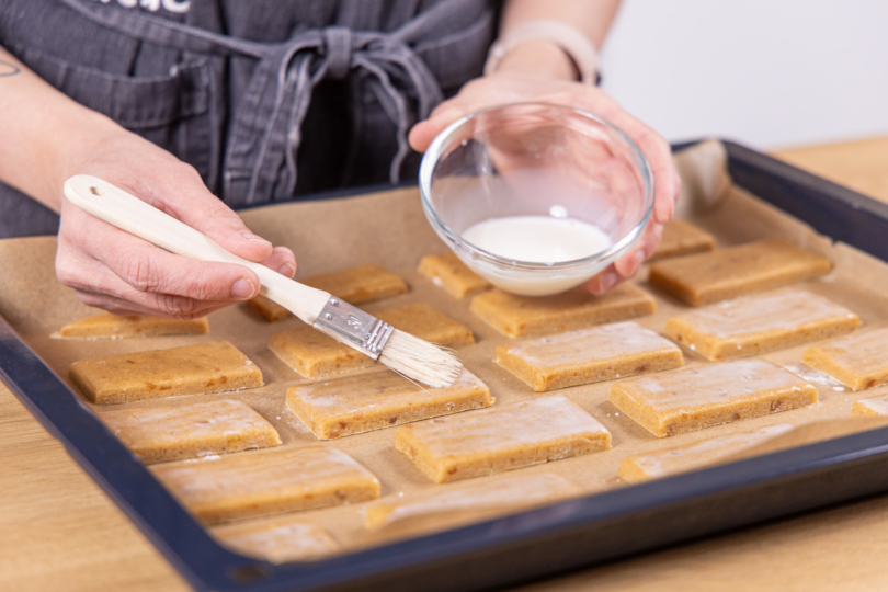 Aachener Printen mit Milch bestreichen