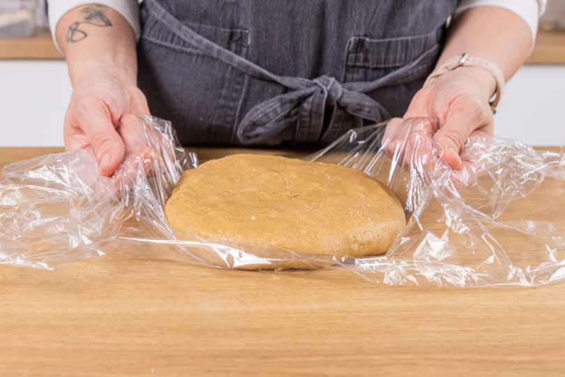 Teig in Frischhaltefolie wickeln