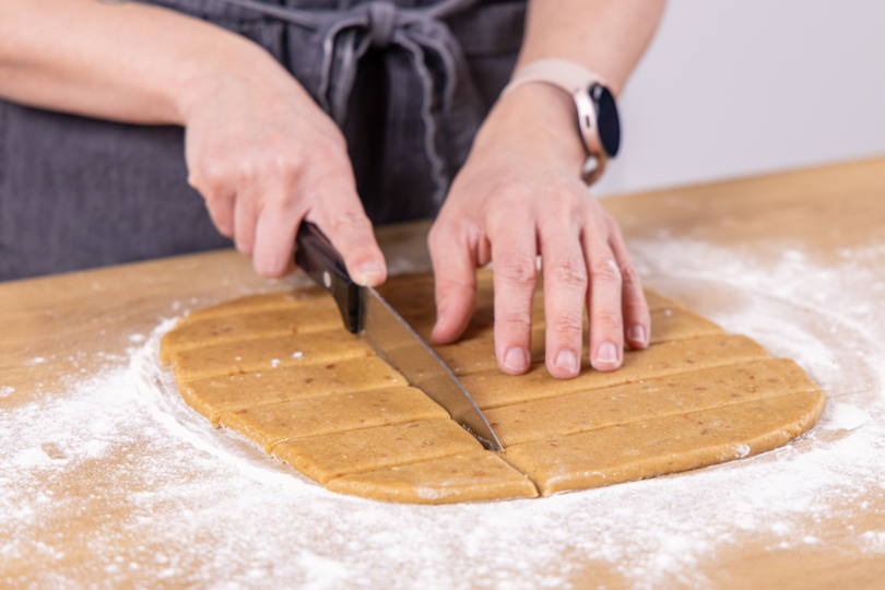 Teig in Rechtecke schneiden