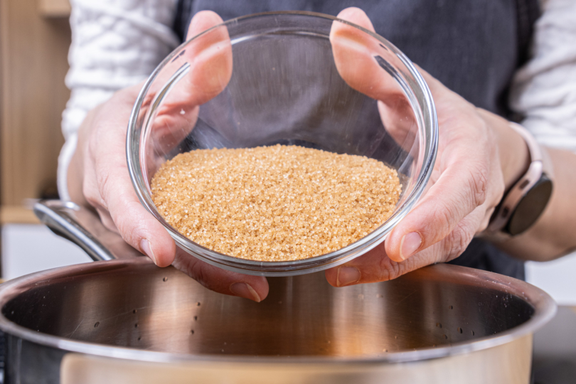 Zucker in den Topf geben