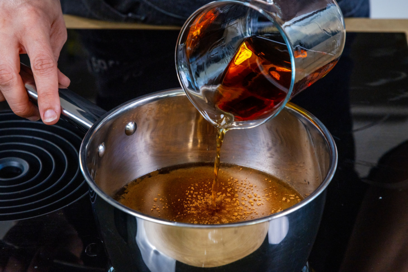 Flüssigkeit in Topf geben