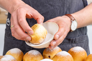 Berliner aus der Heißluftfritteuse in Zucker tunken