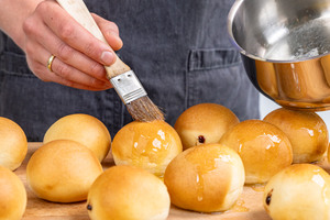 mit Butter bestreichen