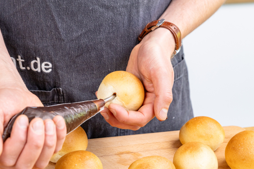 Berliner mit Pflaumenmus füllen