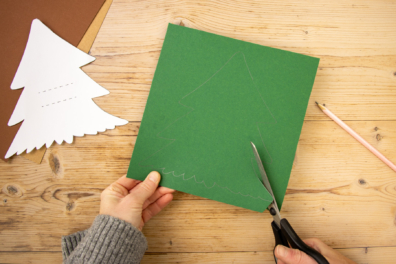 Vorlage aus Tonpapier ausschneiden