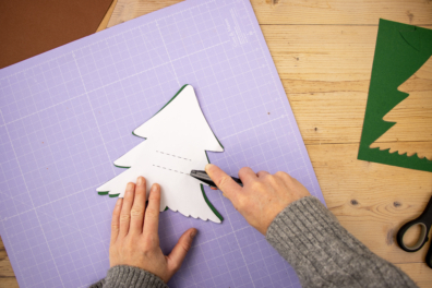 Vorgedruckte Linien mit Cutter einschneiden