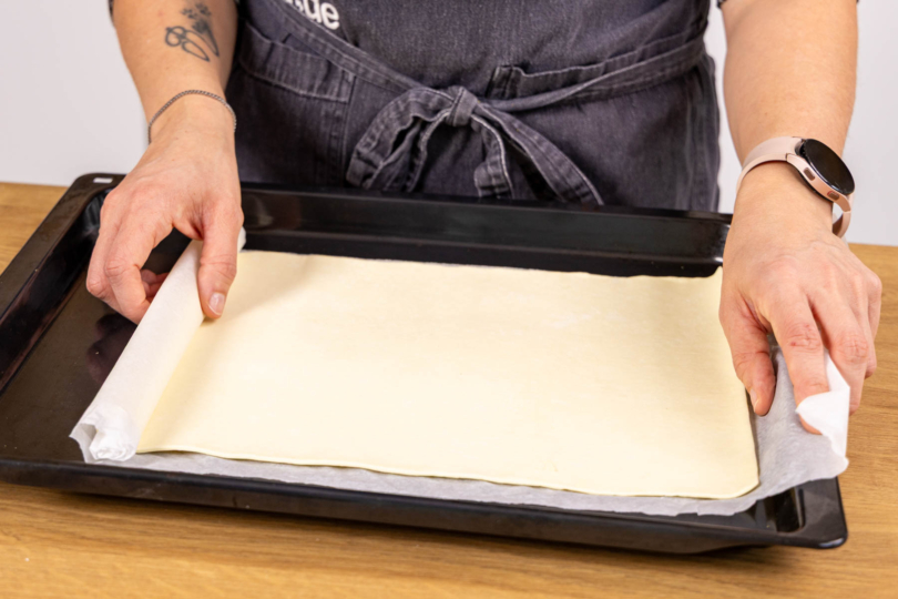 Blätterteig auf Backblech rollen