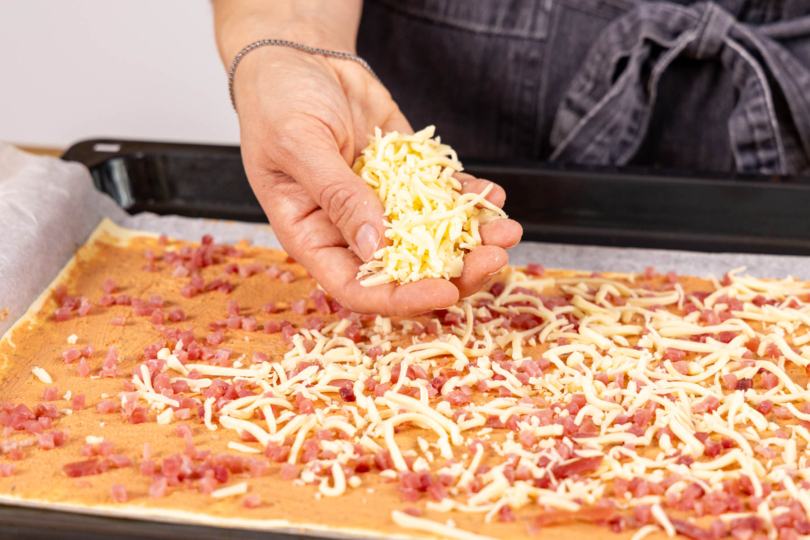 Käse über die Füllung streuen