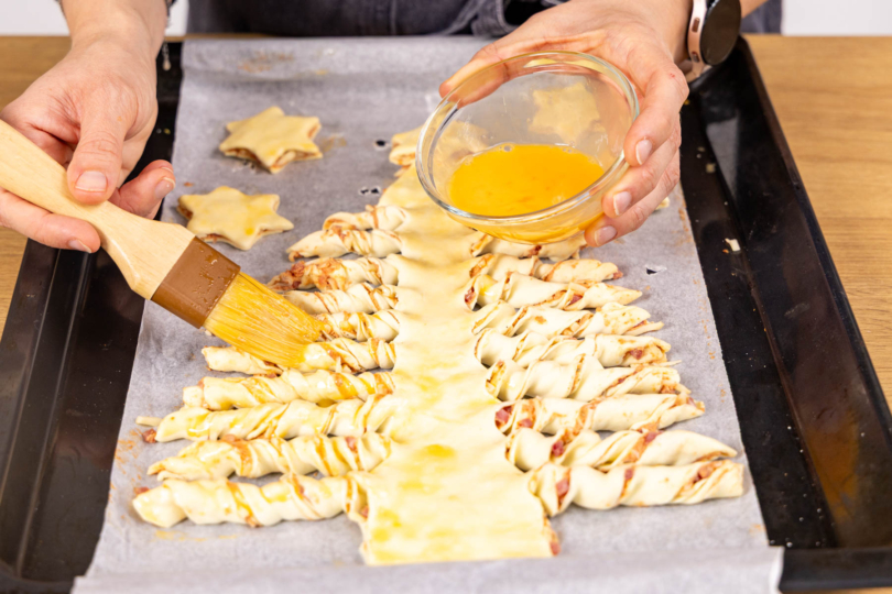 herzhaften Blätterteig Tannenbaum mit Ei bestreichen