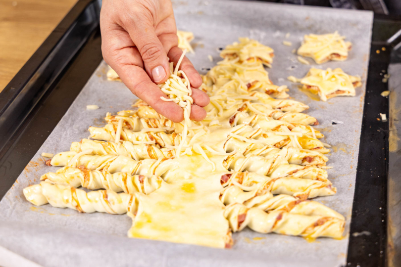 Blätterteig Tannenbaum mit Käse bestreuen