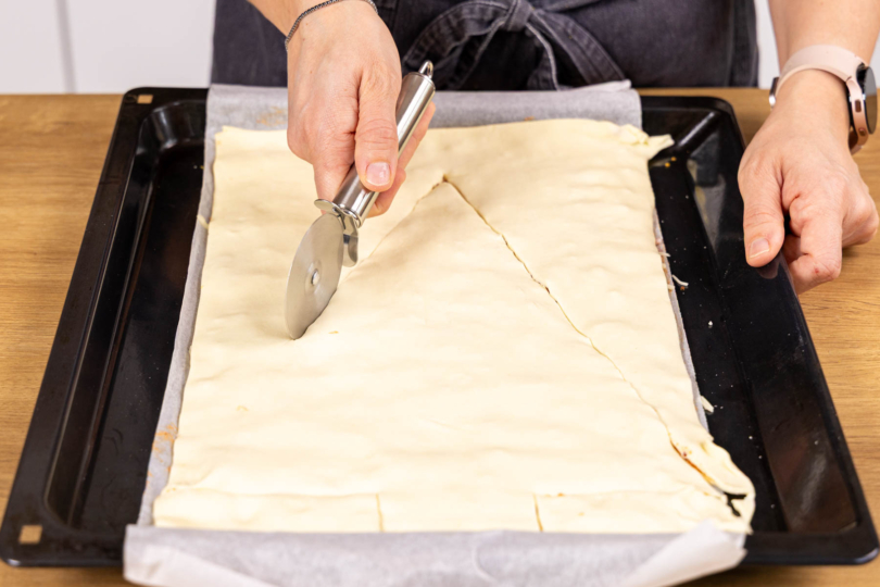 Baum aus dem Blätterteig schneiden