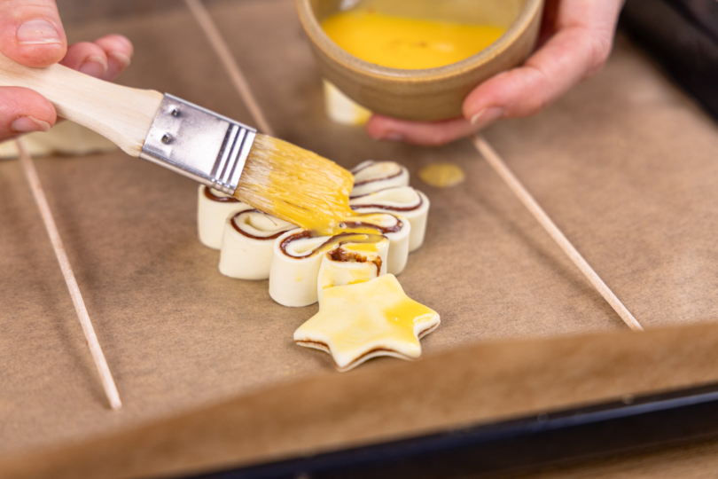 mit Eigelb-Milch-Mischung einpinseln