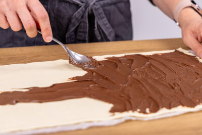 mit Nuss-Nougat-Creme einstreichen