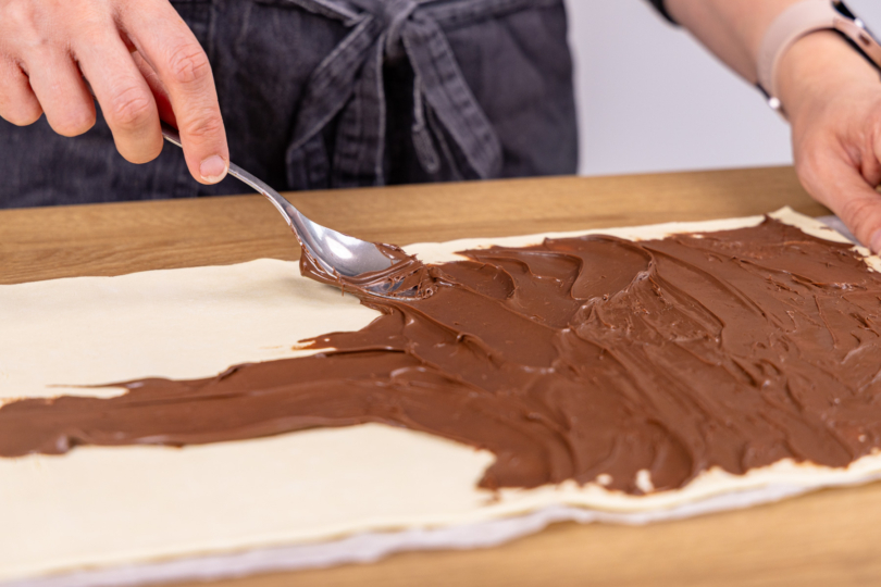 mit Nuss-Nougat-Creme einstreichen