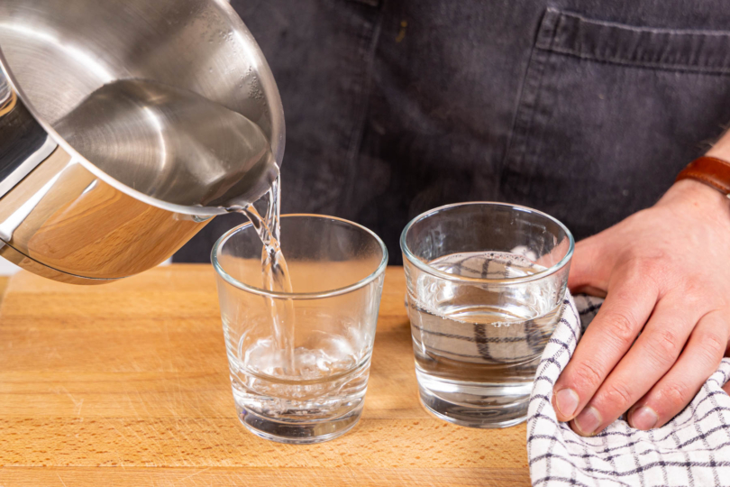 Gläser mit heißem Wasser vorwärmen