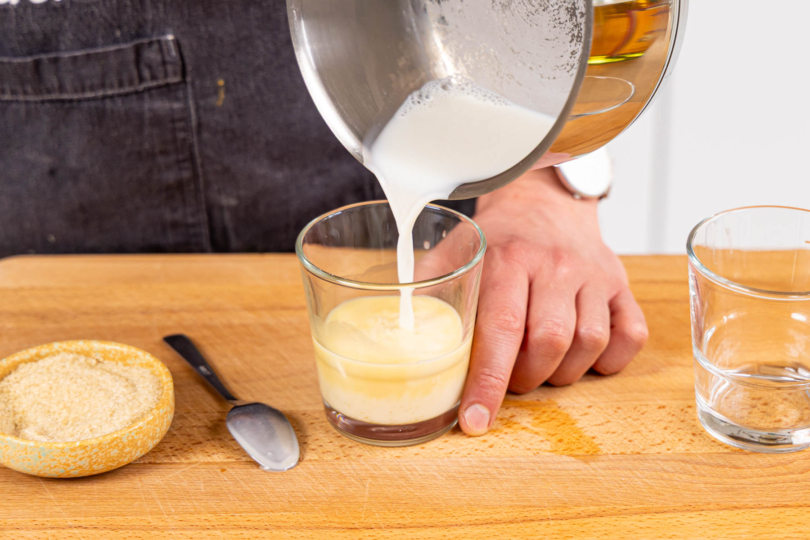 Milch mit ins Glas gießen