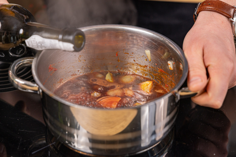 mit Wein und Portwein ablöschen