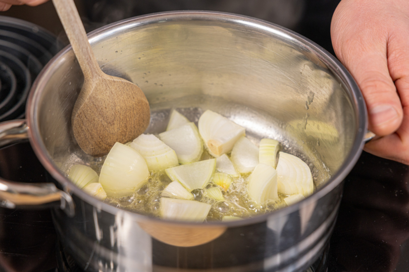 Zwiebel anschwitzen
