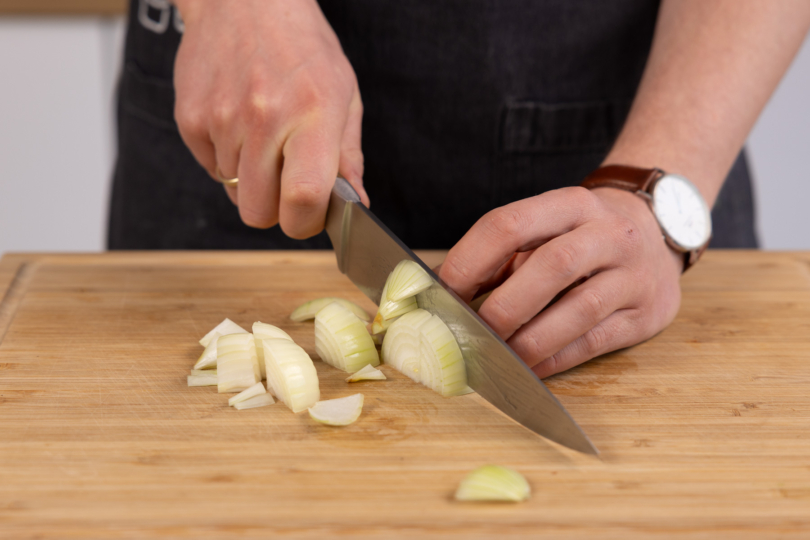Zwiebeln in grobe Stücke schneiden