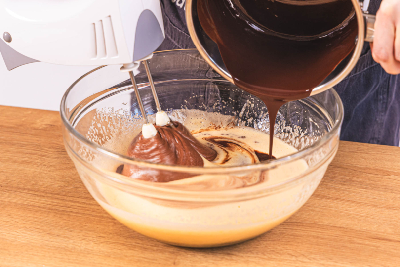 flüssige Schokolade in Zucker-Ei-Masse unterrühren