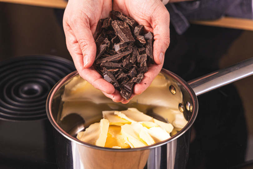 gehackte Schokolade zur Butter in den Topf