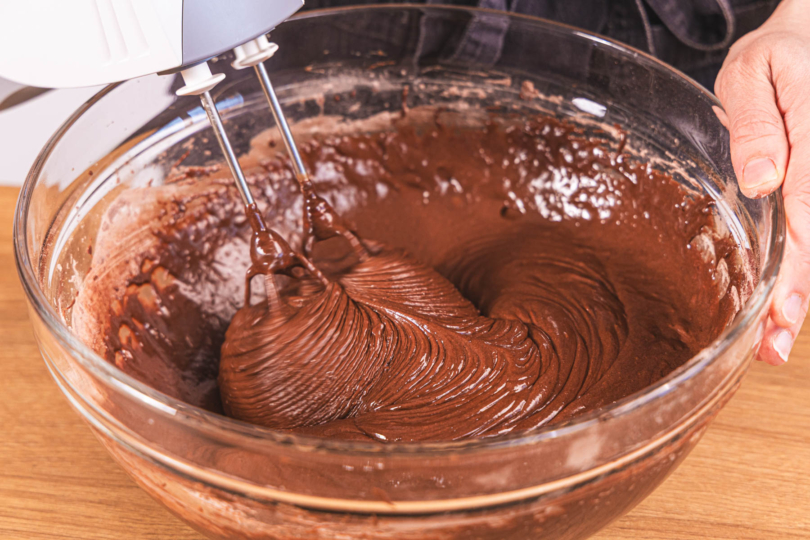 Schokoteig mit Handrührgerät verrühren