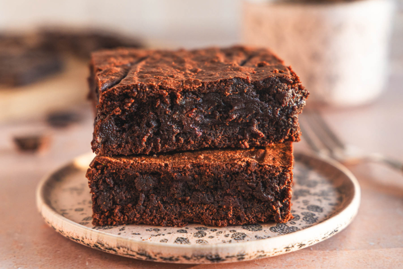 zwei Brownie-Stücke auf dem Teller