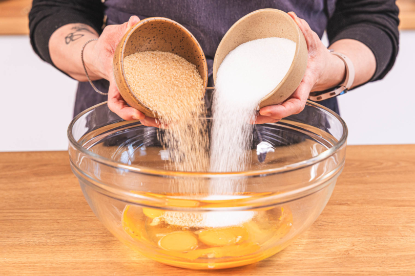 Zucker zu den Eier geben