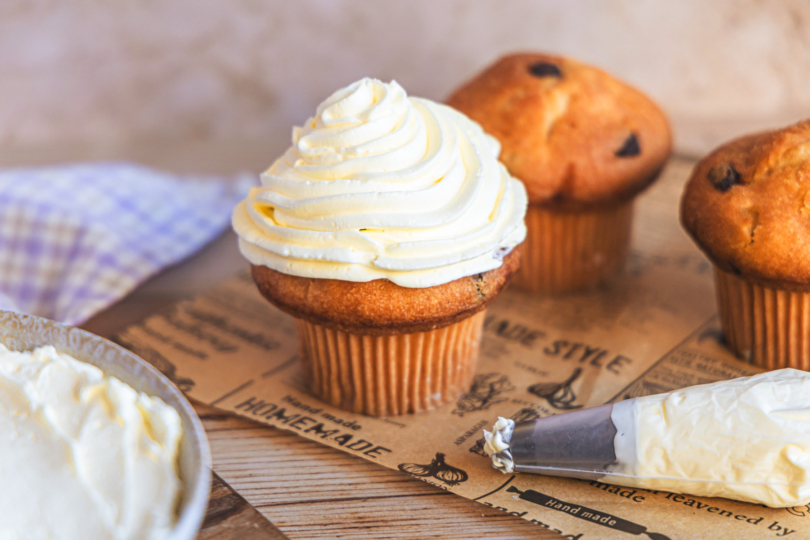 Cupcake mit Buttercreme verzieren