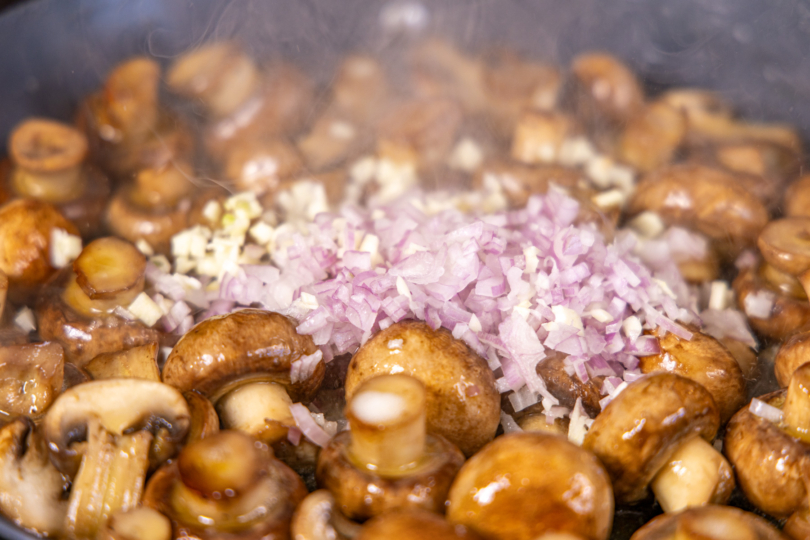 Pilze, Zwiebeln und Knoblauch anbraten