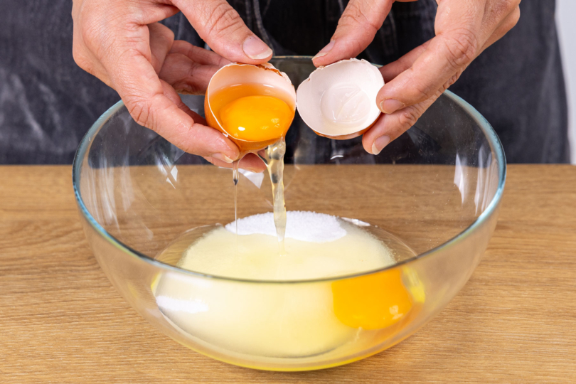 Ei in die Schüssel geben