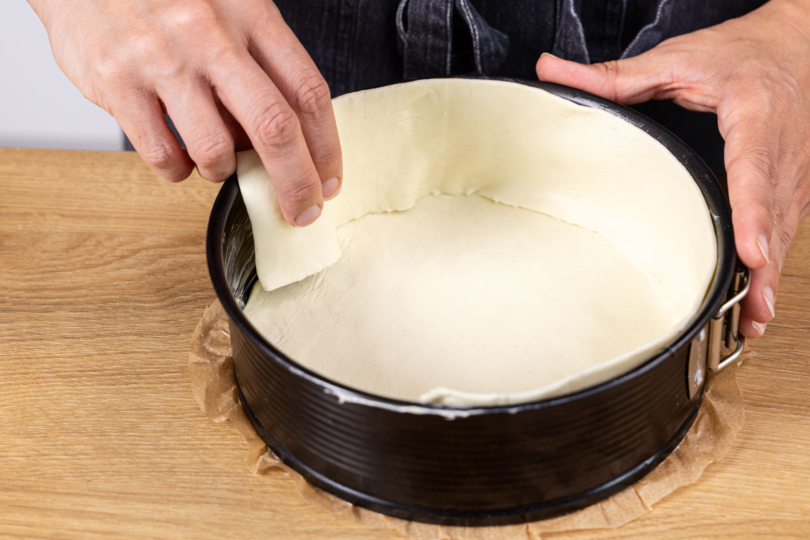 Teig an den Springformrand drücken