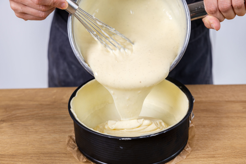 Puddingmasse in die Form gießen