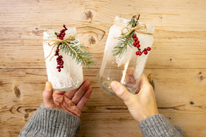 Frostige Windlichter mit Weihnachtsdeko