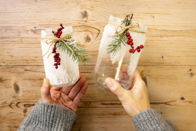 Frostige Windlichter mit Weihnachtsdeko