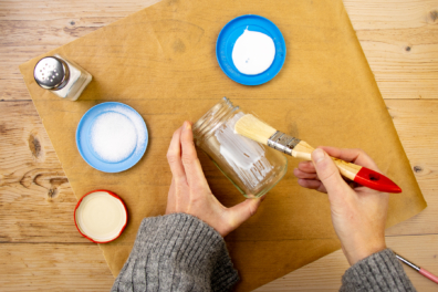 Glas mit Bastelkleber bestreichen