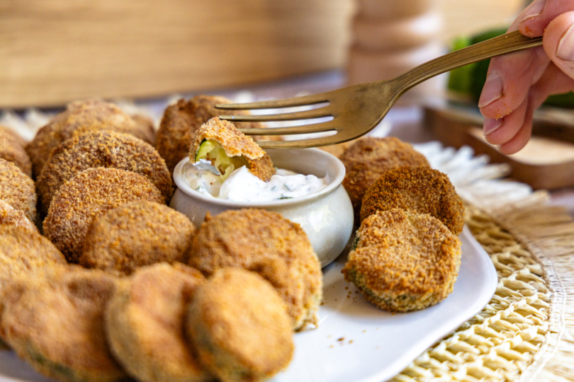Gebackene panierte Zucchini aus dem Ofen mit Dip