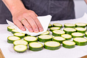 Zucchini abtupfen