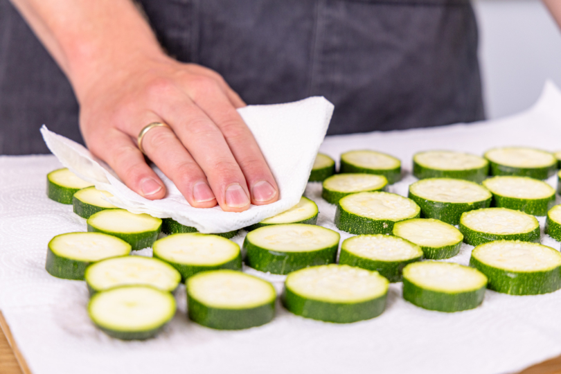 Zucchini abtupfen