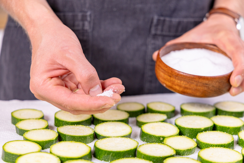 Zucchini salzen