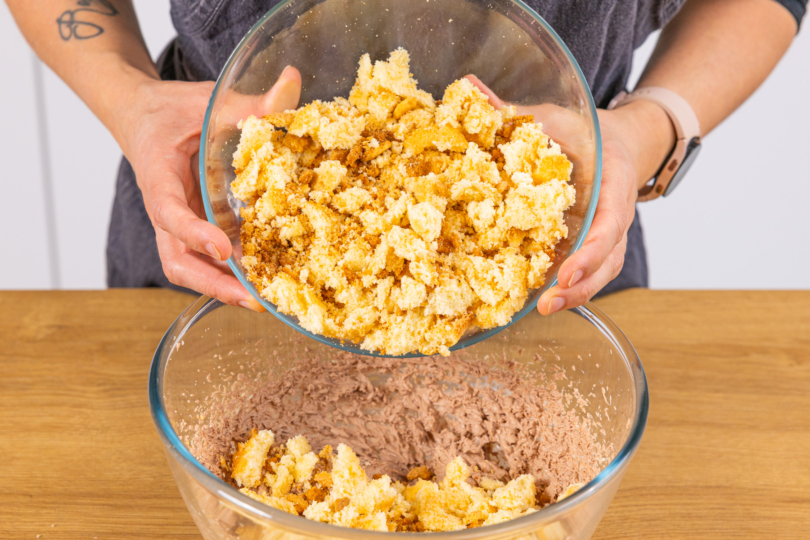 Biskuit- & Keksbrösel unterheben für Granatsplitter nach Omas Original-Rezept