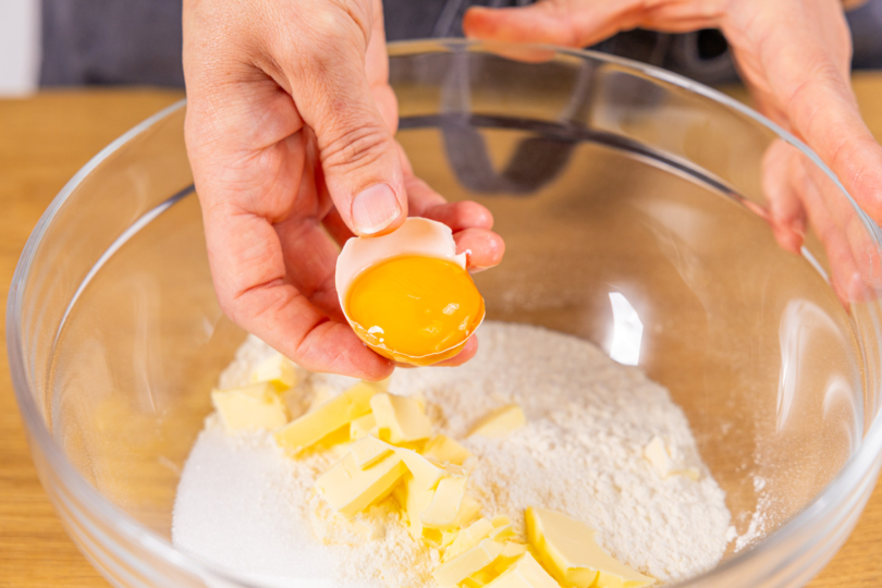 Eier in die Schüssel geben für Granatsplitter nach Omas Original-Rezept