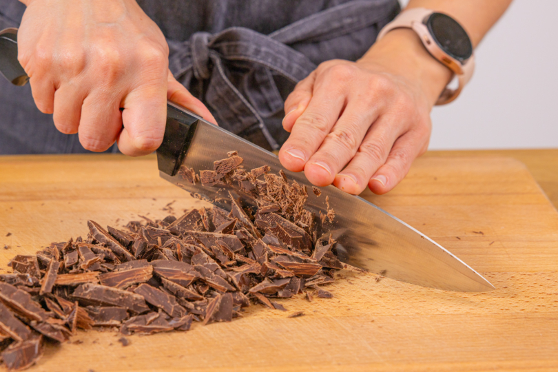 Kuvertüre klein hacken für Granatsplitter nach Omas Original-Rezept