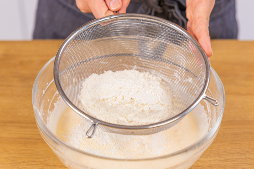 Mehl fein sieben für Granatsplitter nach Omas Original-Rezept