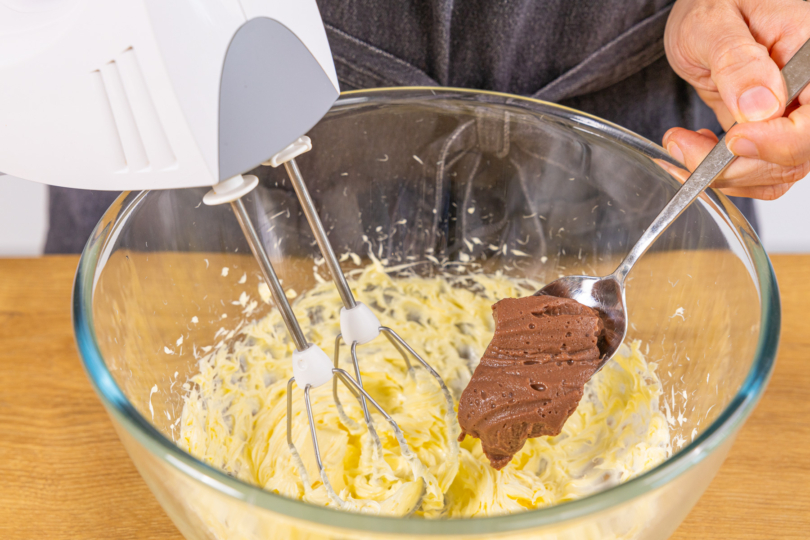 abgekühlten Pudding in die Buttercreme unterheben für Granatsplitter nach Omas Original-Rezept