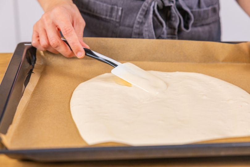 Biskuitteig verstreichen für Granatsplitter nach Omas Original-Rezept