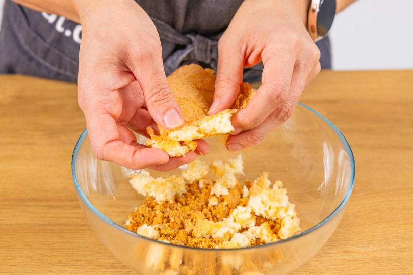 Biskuitboden und gebackene Kekes zerbröseln für Granatsplitter nach Omas Original-Rezept