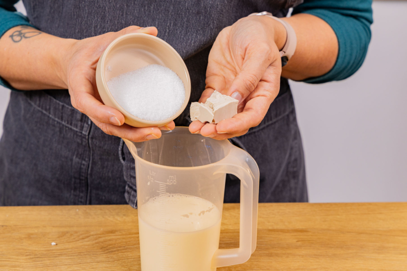 Hefe mit Zucker in Milch auflösen.